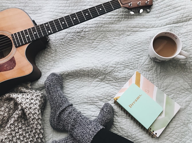 podzimní fotografické nápady pro instagramové uspořádání ponožek na kytaru