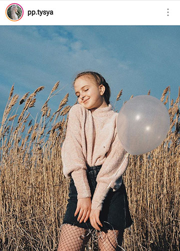 podzimní fotografické nápady pro instagram - vesnická dívka ve svetru