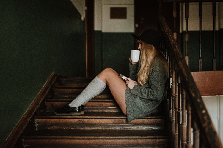 podzimní fotografické nápady pro instagram - dívka v golfových ponožkách