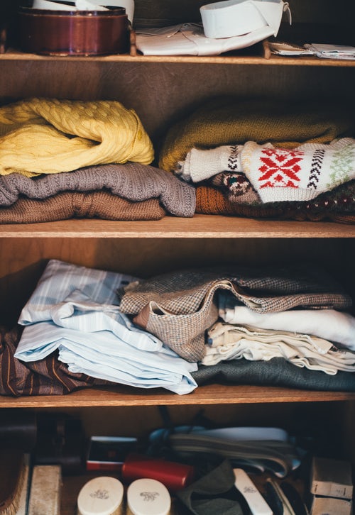 podzimní fotografické nápady pro instagram - pletené svetry ve skříni