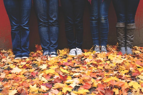 Podzimní fotografické nápady na Instagramu - listy pod nohama