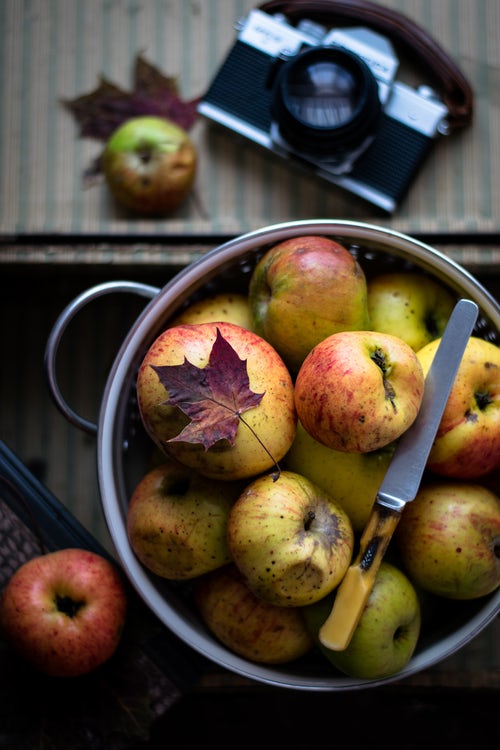 Podzimní fotografické nápady pro Instagram - jablka na stole