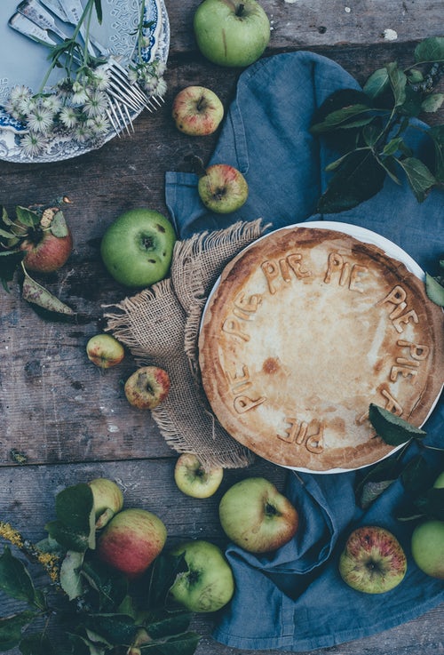 podzimní fotografické nápady pro instagram - jablkový koláč charlotte