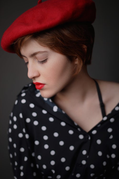 podzimní fotografické nápady pro instagram - dívka v baretu