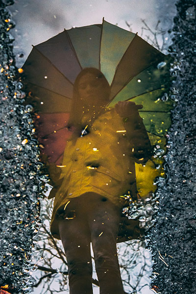 Podzimní fotografické nápady pro Instagram - odraz v louži s deštníkem