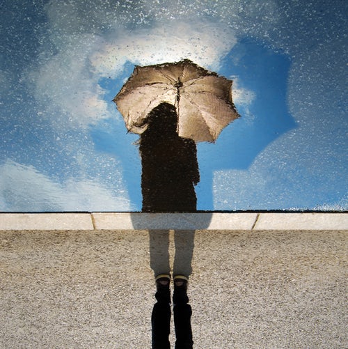 podzimní fotografické nápady pro instagram - odraz s deštníkem