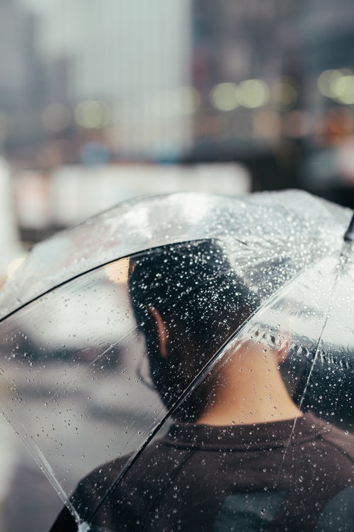 podzimní fotografické nápady pro instagram - deštník v dešti