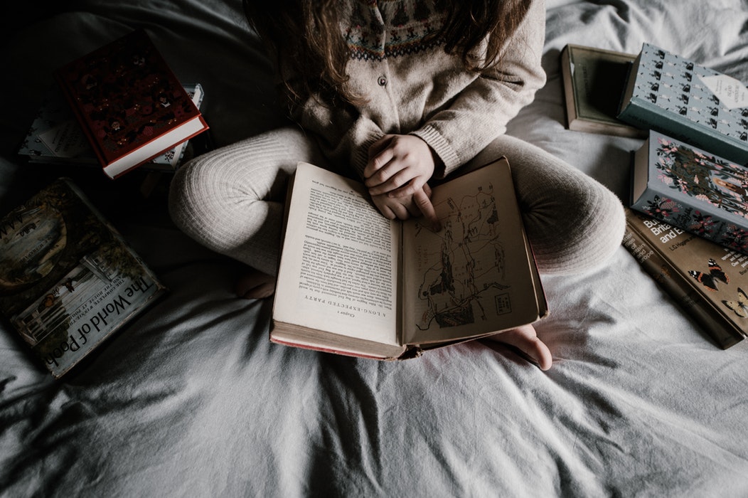podzimní fotografické nápady pro instagram - číst knihu v posteli