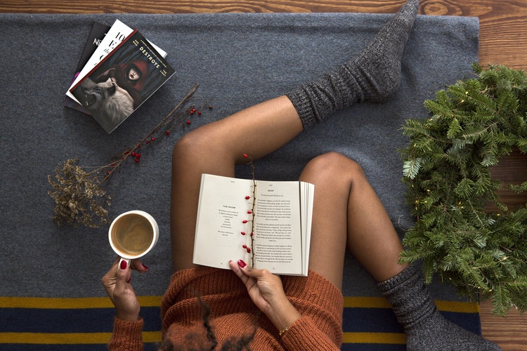 Podzimní fotografické nápady pro Instagram - dívka s kávou a knihou