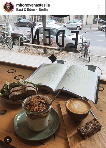 Podzimní fotografické nápady pro Instagram - přečtěte si knihu v kavárně