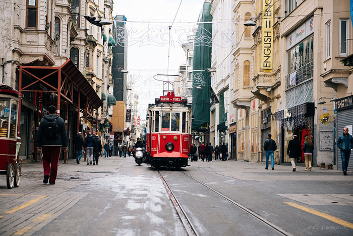 Podzimní fotografické nápady pro Instagram - retro tramvaj