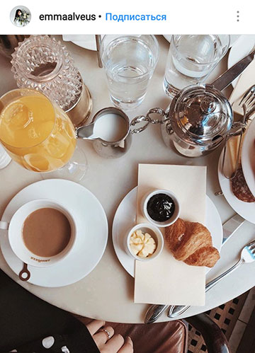 podzimní fotografické nápady pro instagram - rozvržení snídaně v kavárně