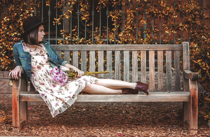 Podzimní fotografické nápady pro Instagram - dívka na lavičce