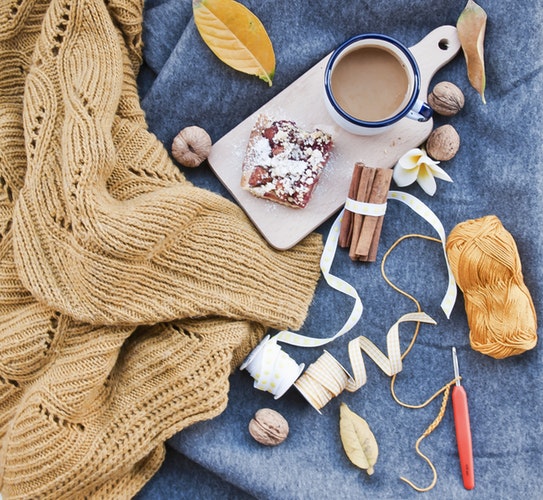 Podzimní fotografické nápady pro Instagram - rozložení plochý kávový svetr