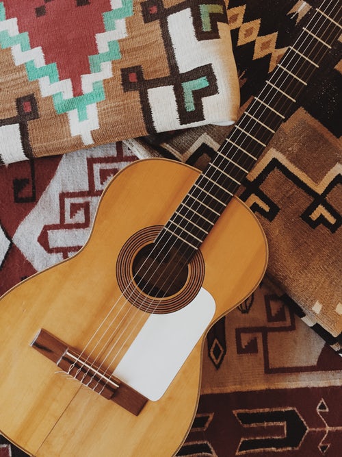 podzimní fotografické nápady pro instagram - kytara