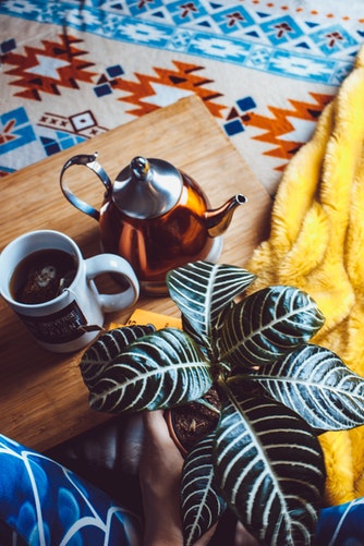 Podzimní fotografické nápady pro Instagram - čaj v posteli